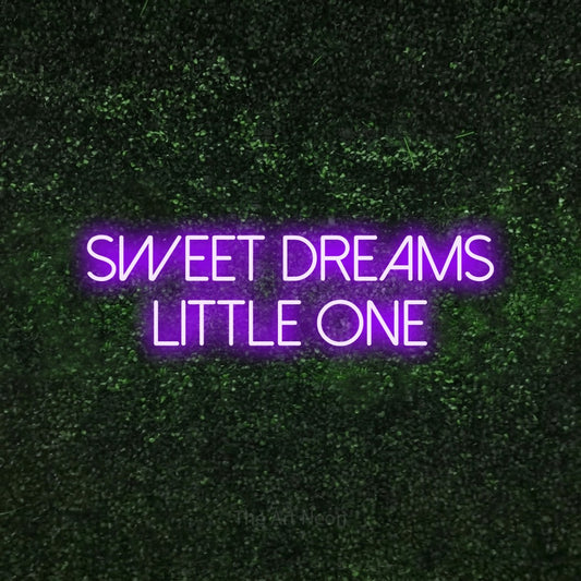 Enseigne néon à DEL à lumière violette, affichant « Sweet Dreams Little One » sur un mur texturé de mousse verte, pour décorer une chambre de bébé