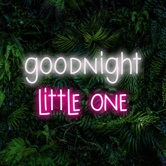 Enseigne néon à DEL à lumière rose vif et blanche froide, affichant « Goodnight Little One » sur un mur de feuillage tropical dense, pour décorer une chambre de bébé