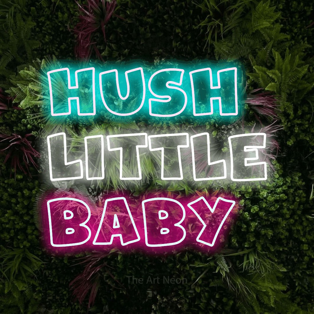 Enseigne néon à DEL à lumière multicolore, de style contour, affichant « Hush Little Baby » sur un mur de jardin luxuriant aux fleurs roses
