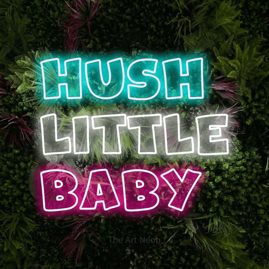 Enseigne néon à DEL à lumière multicolore, de style contour, affichant « Hush Little Baby » sur un mur de jardin luxuriant aux fleurs roses