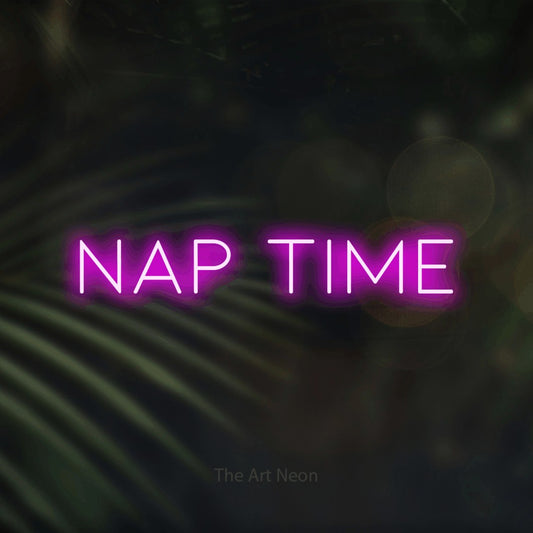 Enseigne néon à DEL à lumière rose, affichant « Nap Time » sur des feuilles de palmier foncées et floues, pour décorer une chambre de bébé
