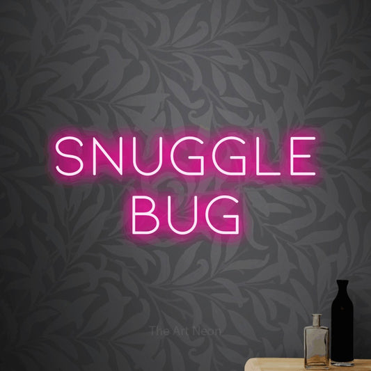 Enseigne néon à DEL à lumière rose vif, affichant « Snuggle Bug » sur un papier peint floral gris pâle, pour décorer une chambre de bébé