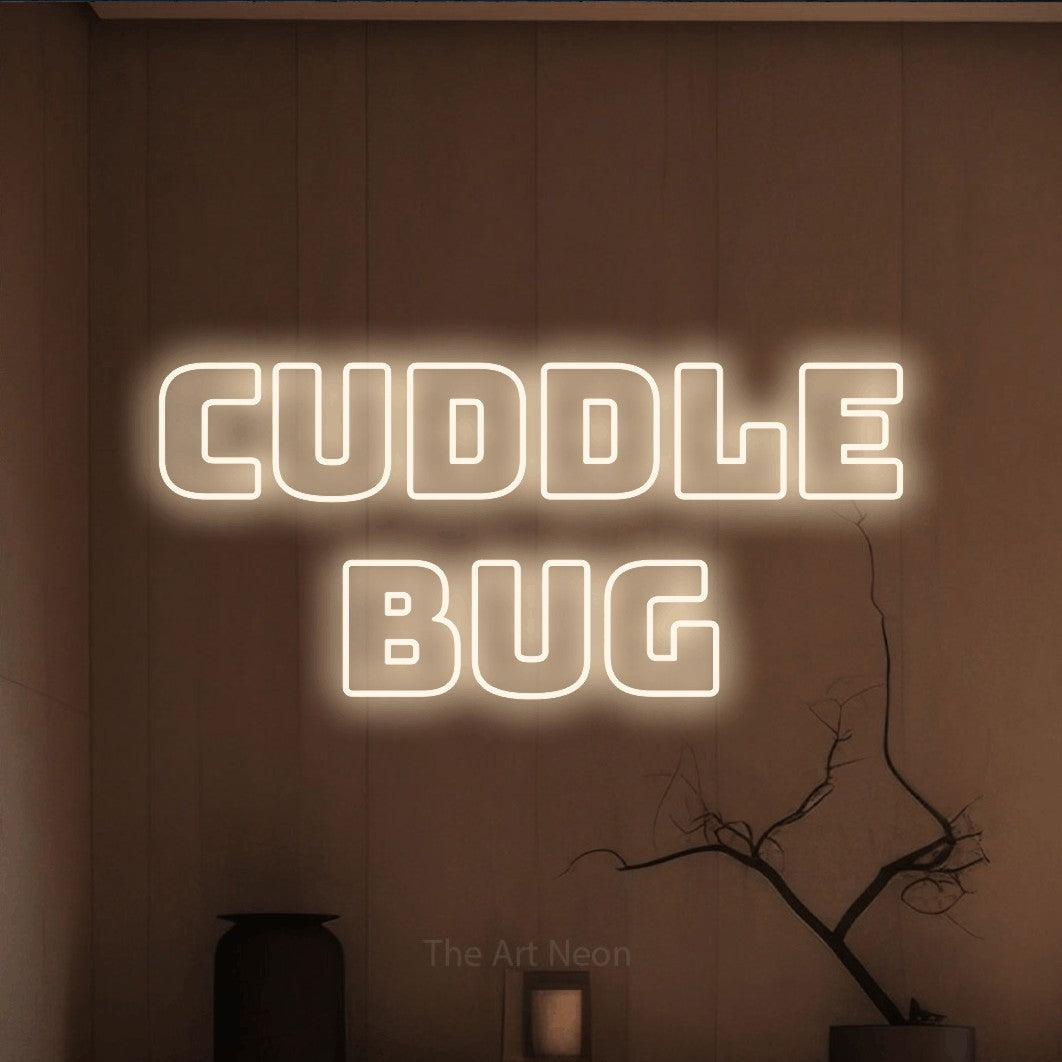 Enseigne néon à DEL à lumière blanche chaude, de style contour, affichant « Cuddle Bug » sur un mur brun chaleureux, pour décorer une chambre de bébé