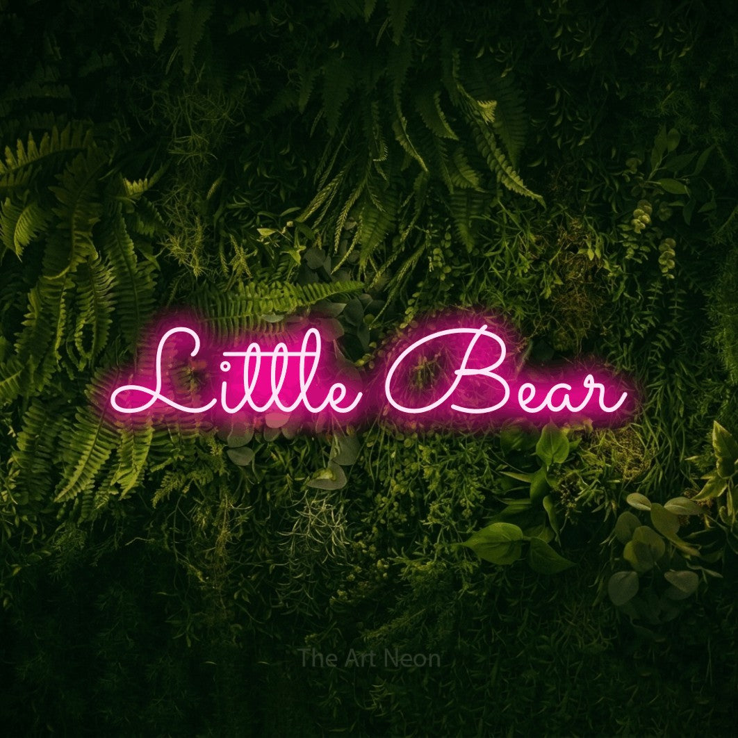 Enseigne néon à DEL à lumière rose vif, affichant « Little Bear » sur un mur vert couvert de mousse, pour décorer une chambre de bébé