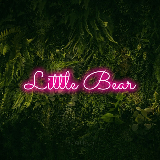 Enseigne néon à DEL à lumière rose vif, affichant « Little Bear » sur un mur vert couvert de mousse, pour décorer une chambre de bébé