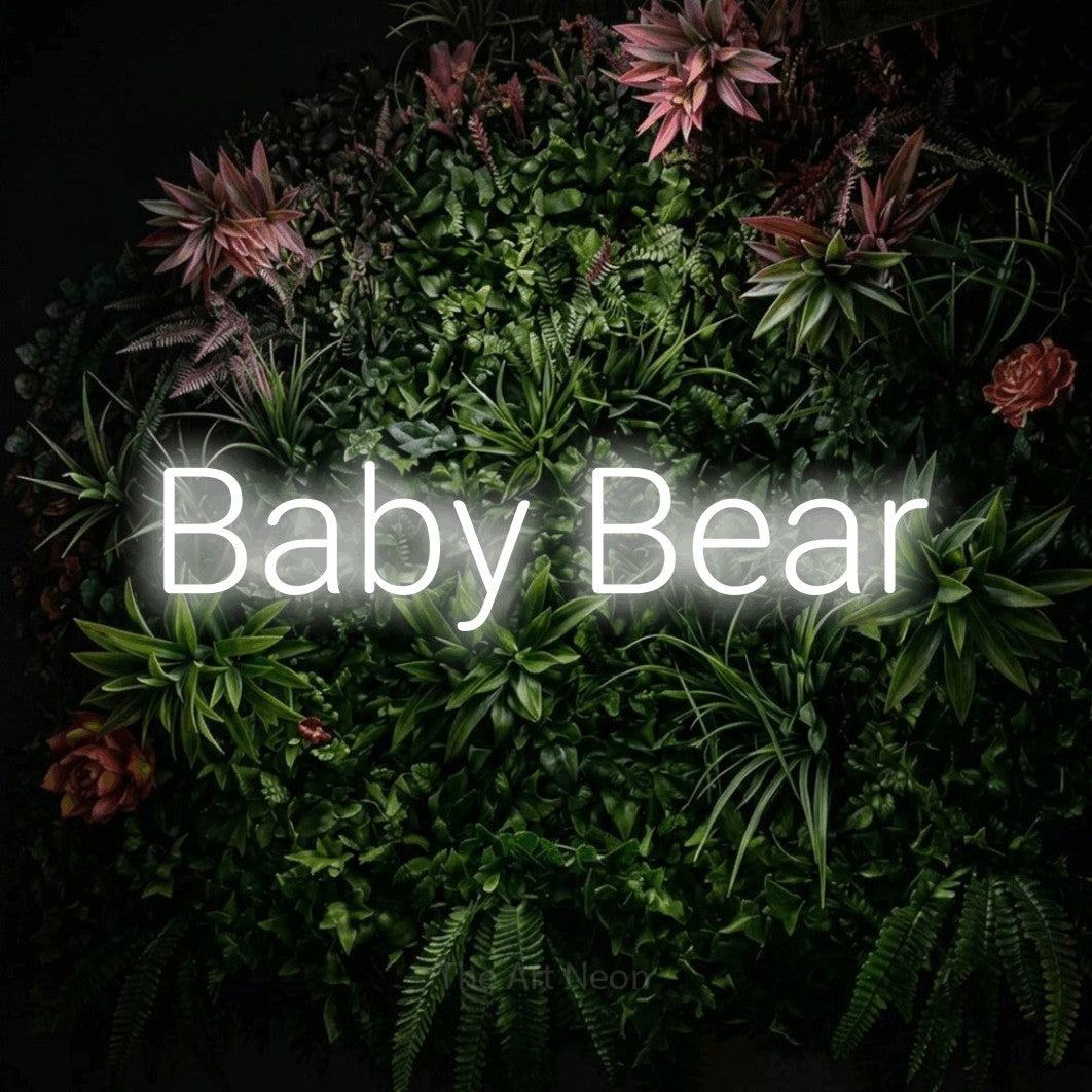 Enseigne néon à DEL à lumière blanche froide, affichant « Baby Bear » sur un mur de jardin fleuri, pour décorer une chambre de bébé