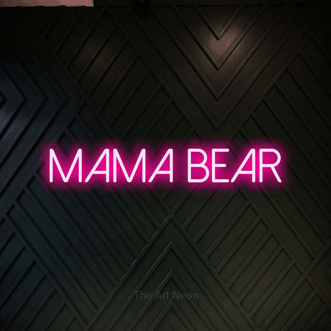 Enseigne néon à DEL à lumière rose vif, affichant « Mama Bear » sur un mur géométrique en bois foncé, pour décorer une chambre de bébé