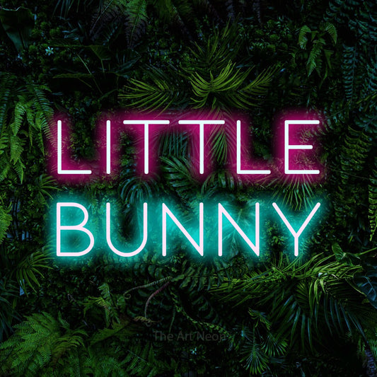 Enseigne néon à DEL à lumière bleu glacier et rose vif, affichant « Little Bunny » sur un mur de feuillage tropical dense, pour décorer une chambre de bébé