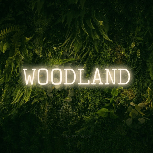 Enseigne néon à DEL à lumière blanche chaude, affichant « Woodland » sur un mur vert couvert de mousse, pour décorer une chambre de bébé