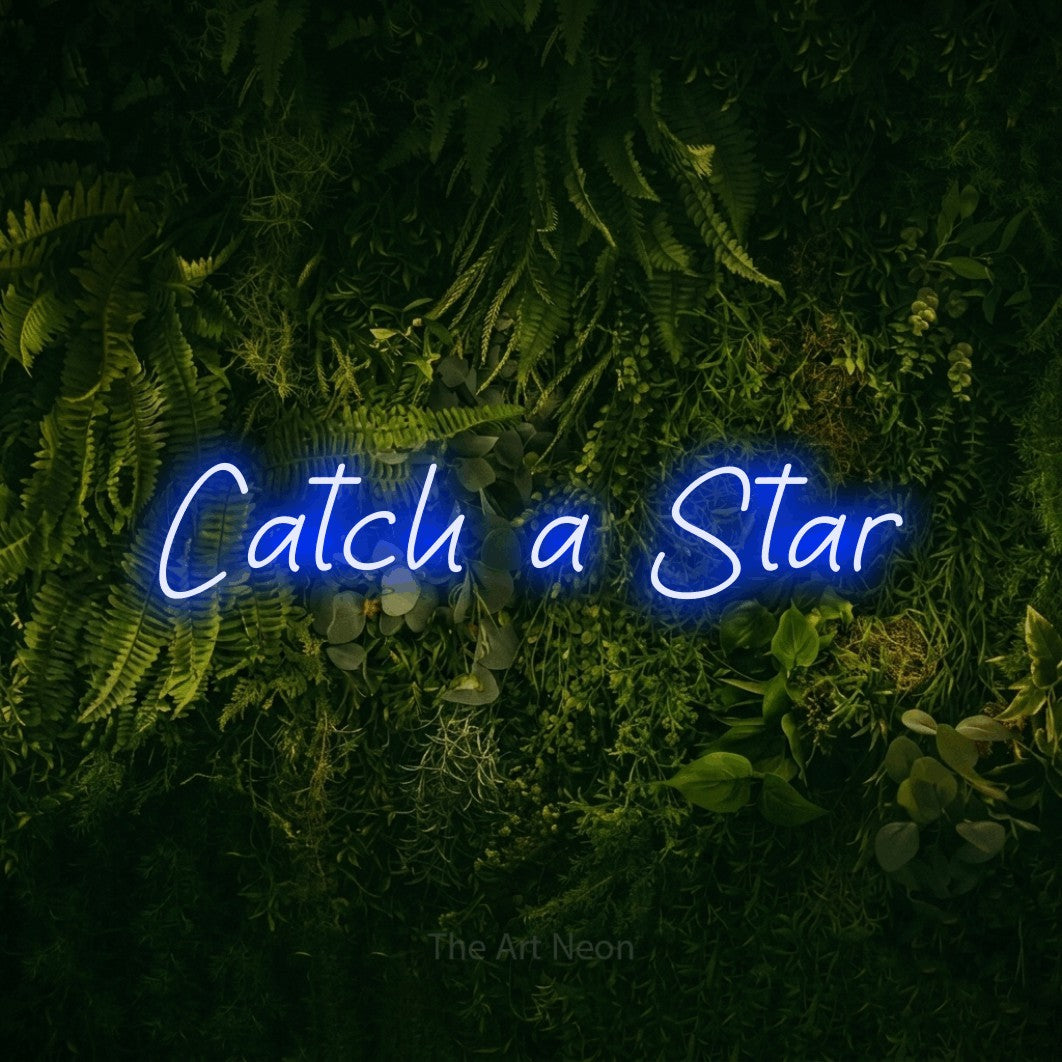 Enseigne néon à DEL à lumière bleue, affichant « Catch a Star » sur un mur vert couvert de mousse, pour décorer une chambre de bébé