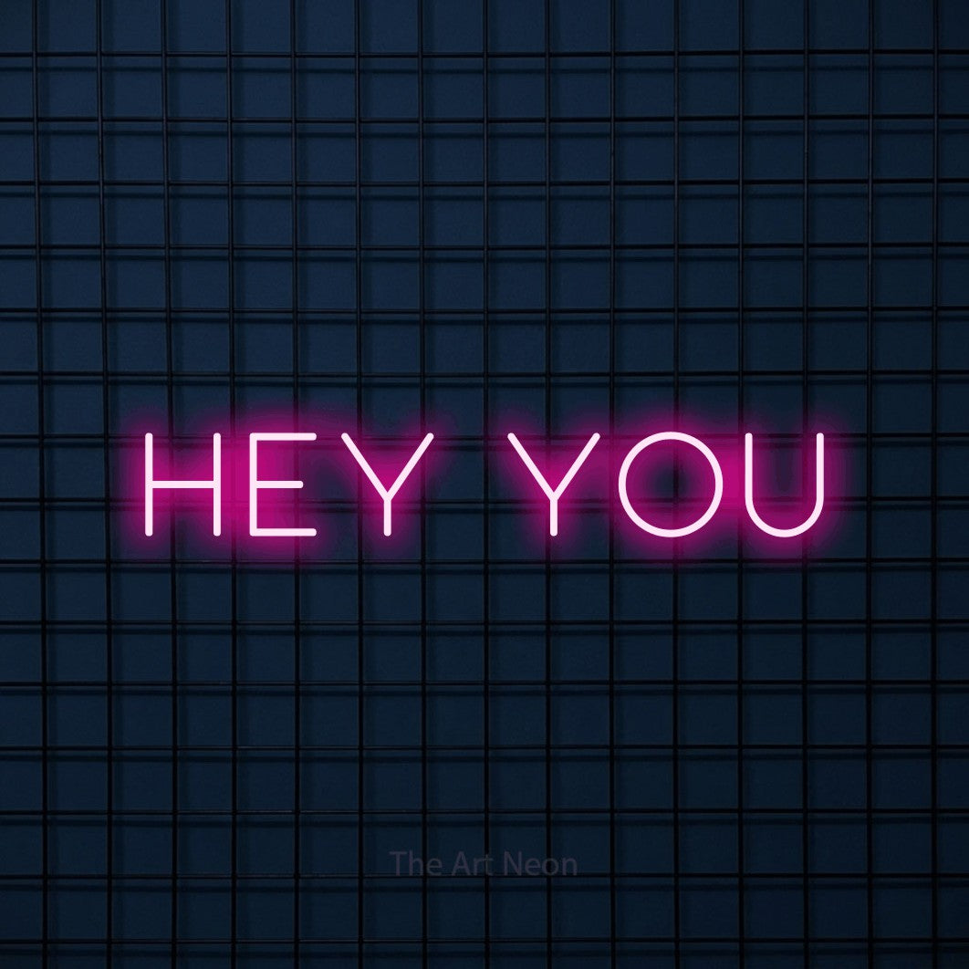 Enseigne néon à DEL à lumière rose vif, affichant « Hey You » sur un mur carrelé bleu foncé, pour décorer une chambre de bébé