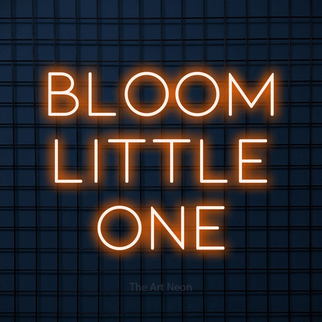 Enseigne néon à DEL à lumière orange, affichant « Bloom Little One » sur un mur carrelé bleu foncé, pour décorer une chambre de bébé