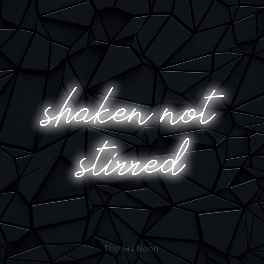 Enseigne néon à DEL à lumière blanche froide, de style manuscrit, affichant « Shaken Not Stirred » sur un mur noir à facettes, pour décorer un bar