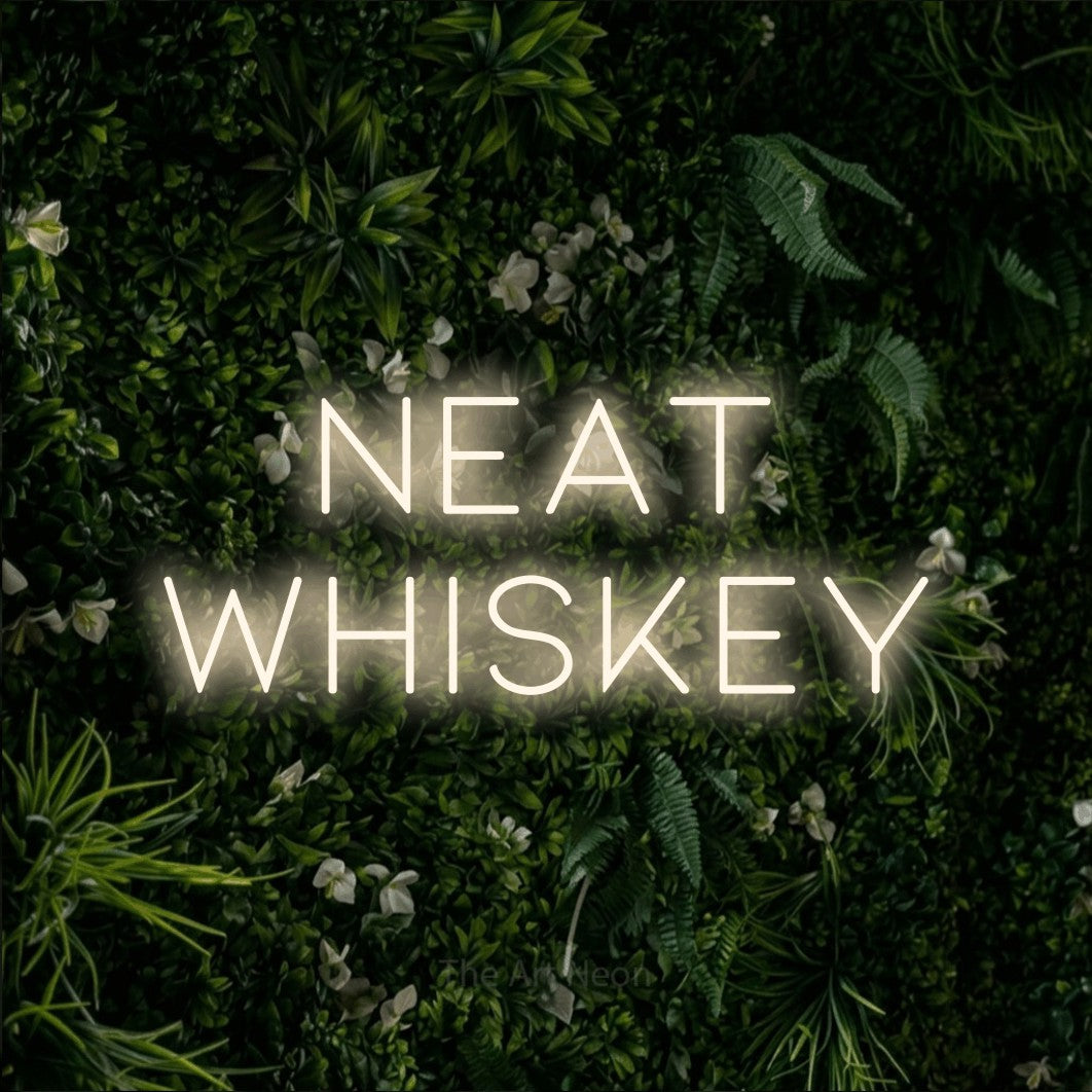 Enseigne néon à DEL à lumière blanche chaude, affichant « Neat Whiskey » sur un mur de feuillage vert, pour décorer un bar