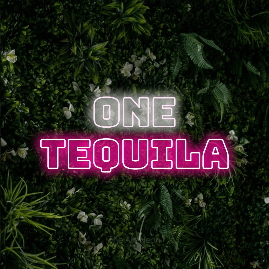 Enseigne néon à DEL à lumière rose vif et blanche froide, de style contour, affichant « One Tequila » sur un mur de feuillage vert, pour décorer un bar