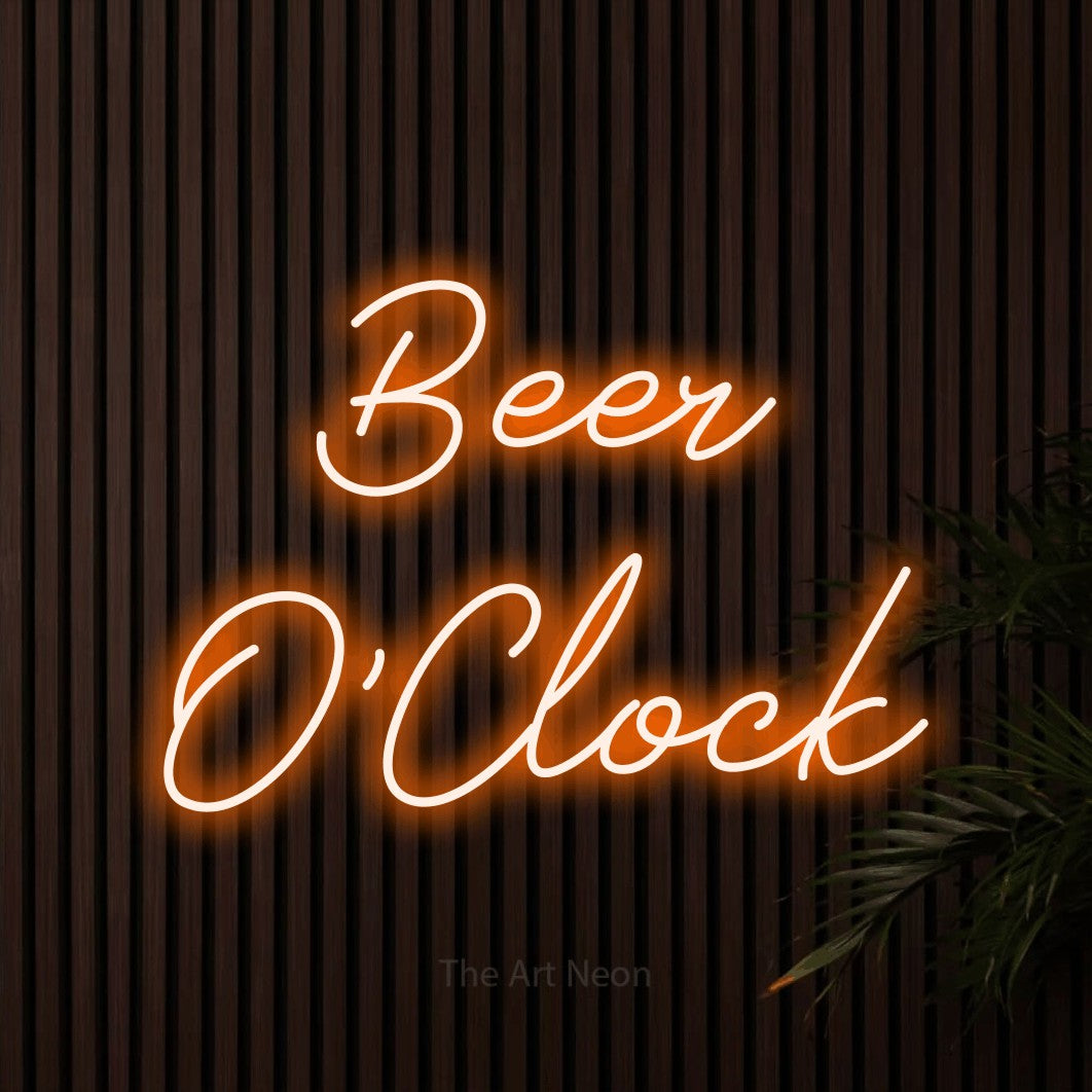 Enseigne néon à DEL à lumière orange, de style manuscrit, affichant « Beer O'Clock » sur des lattes de bois foncé, pour décorer un bar