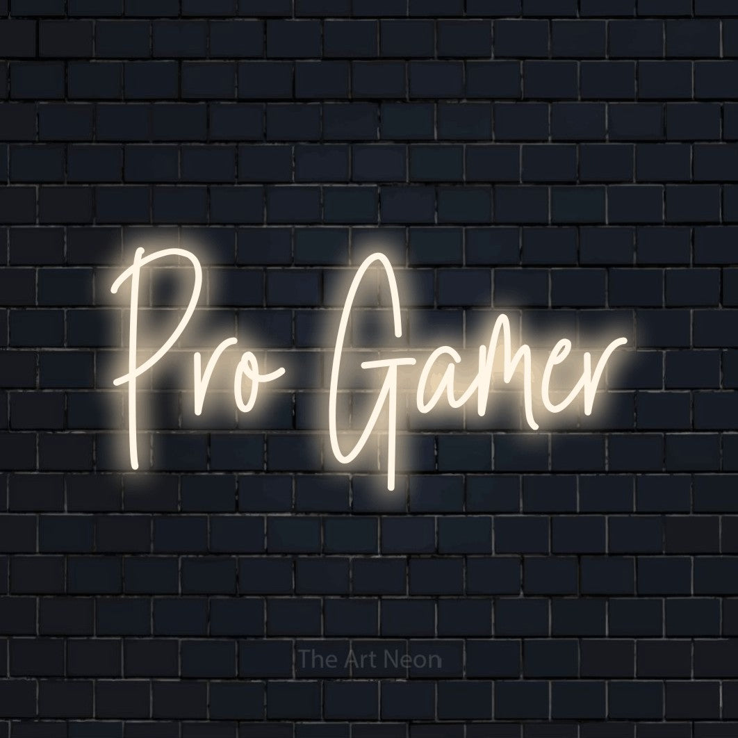 Enseigne néon à DEL à lumière blanche chaude, de style manuscrit, affichant « Pro Gamer » sur un mur de briques bleu marine foncé, pour décorer une salle de jeu