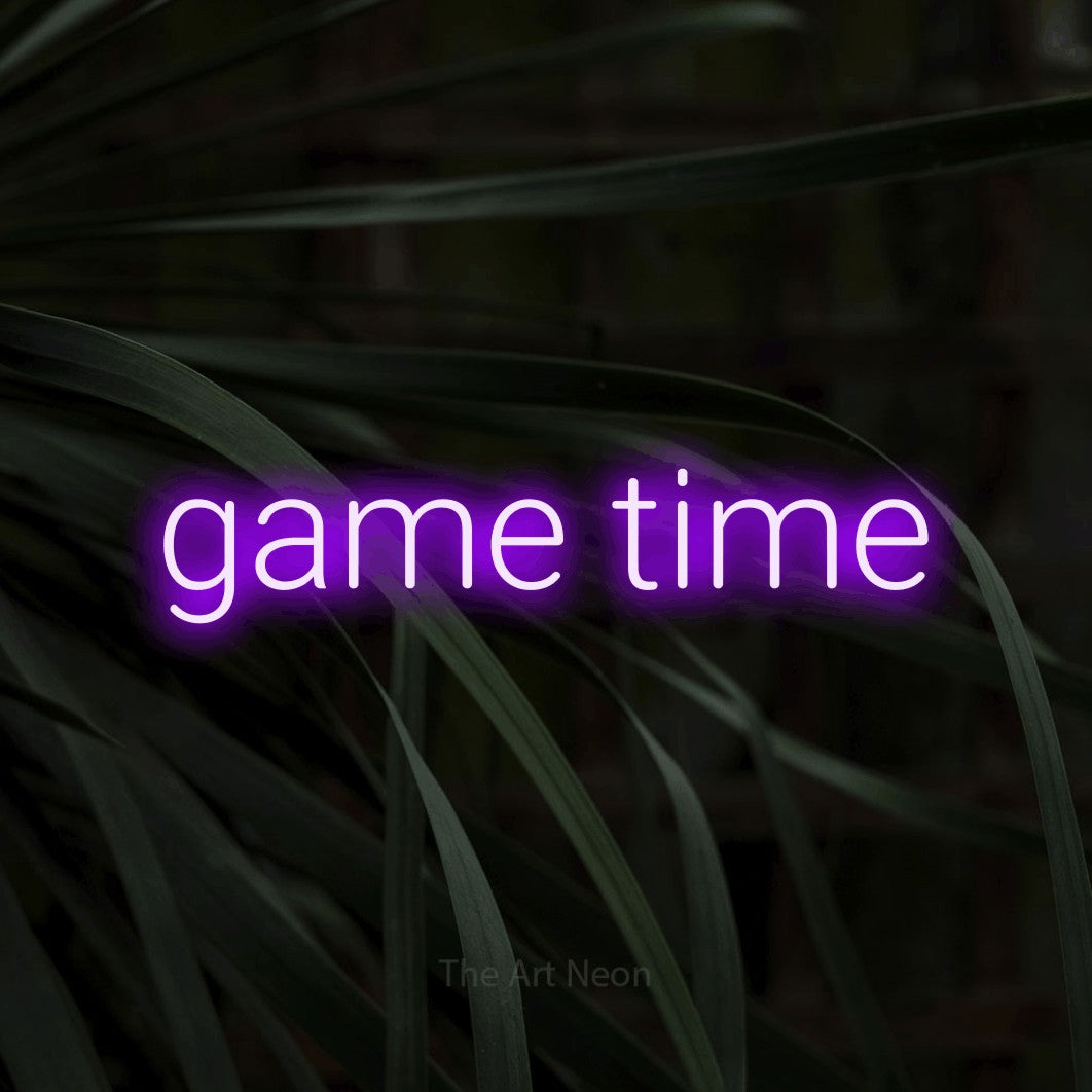 Enseigne néon à DEL à lumière violette, affichant « Game Time » sur des feuilles tropicales foncées, pour décorer une salle de jeu