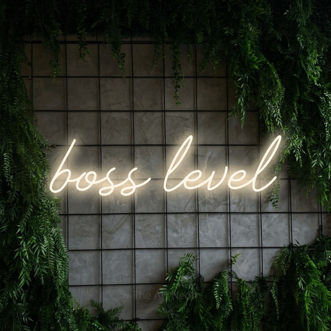 Enseigne néon à DEL à lumière blanche chaude, de style manuscrit, affichant « Boss Level » sur un mur quadrillé vert avec du feuillage, pour décorer une salle de jeu