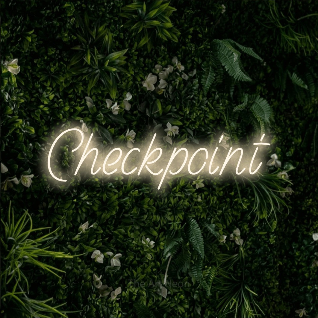 Enseigne néon à DEL à lumière blanche chaude, affichant « Checkpoint » sur un mur de feuillage vert, pour décorer une salle de jeu