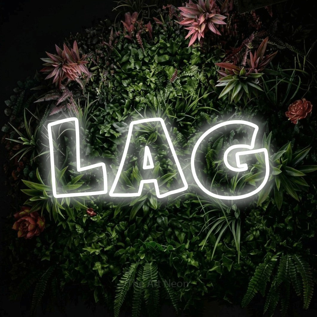 Enseigne néon à DEL à lumière blanche froide, de style contour, affichant « Lag » sur un mur de jardin fleuri, pour décorer une salle de jeu