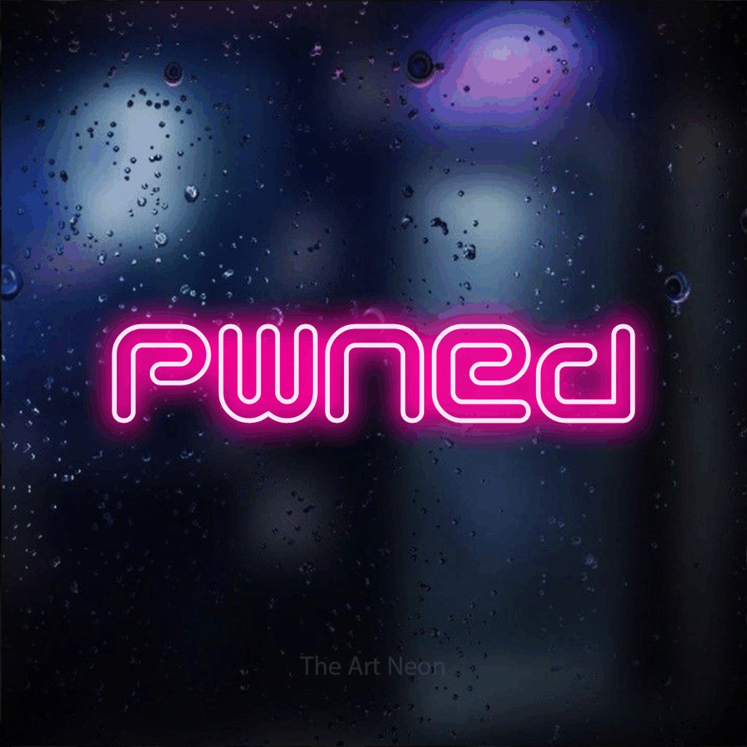 Enseigne néon à DEL à lumière rose vif, de style contour, affichant « Pwned » sur un arrière-plan bokeh bleu foncé, pour décorer une salle de jeu