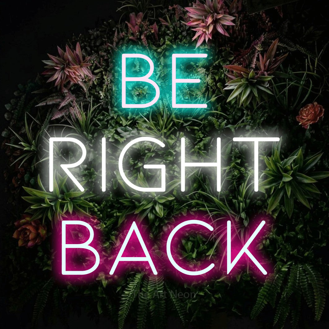 Enseigne néon à DEL à lumière multicolore, affichant « Be Right Back » sur un mur de jardin fleuri, pour décorer une salle de jeu