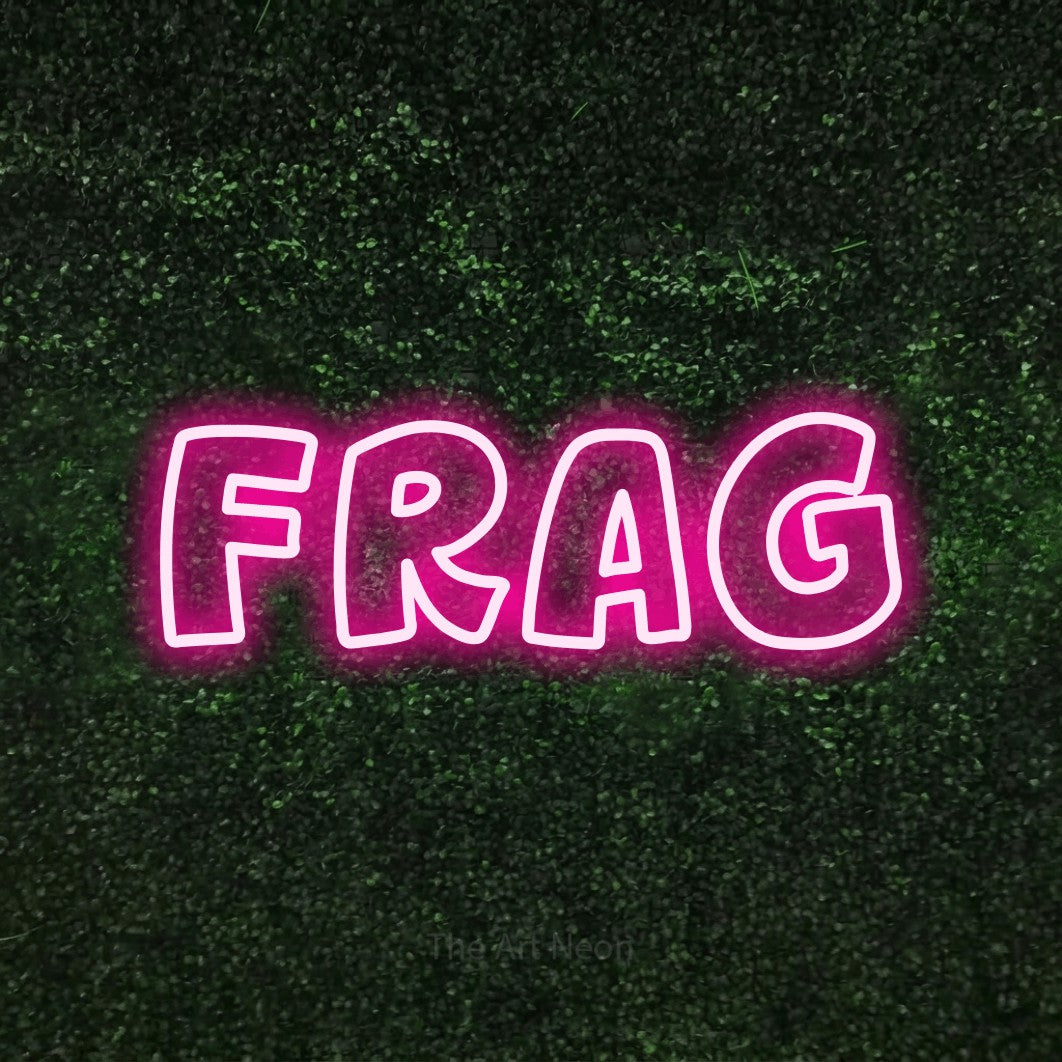 Enseigne néon à DEL à lumière rose vif, de style contour, affichant « Frag » sur un mur texturé de mousse verte, pour décorer une salle de jeu
