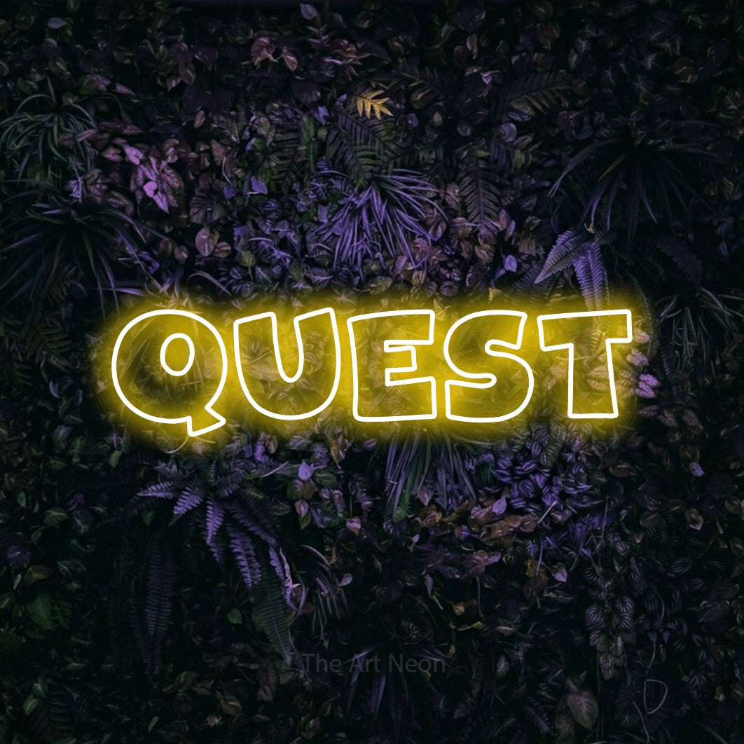 Enseigne néon à DEL à lumière jaune, de style contour, affichant « Quest » sur un mur floral violet, pour décorer une salle de jeu