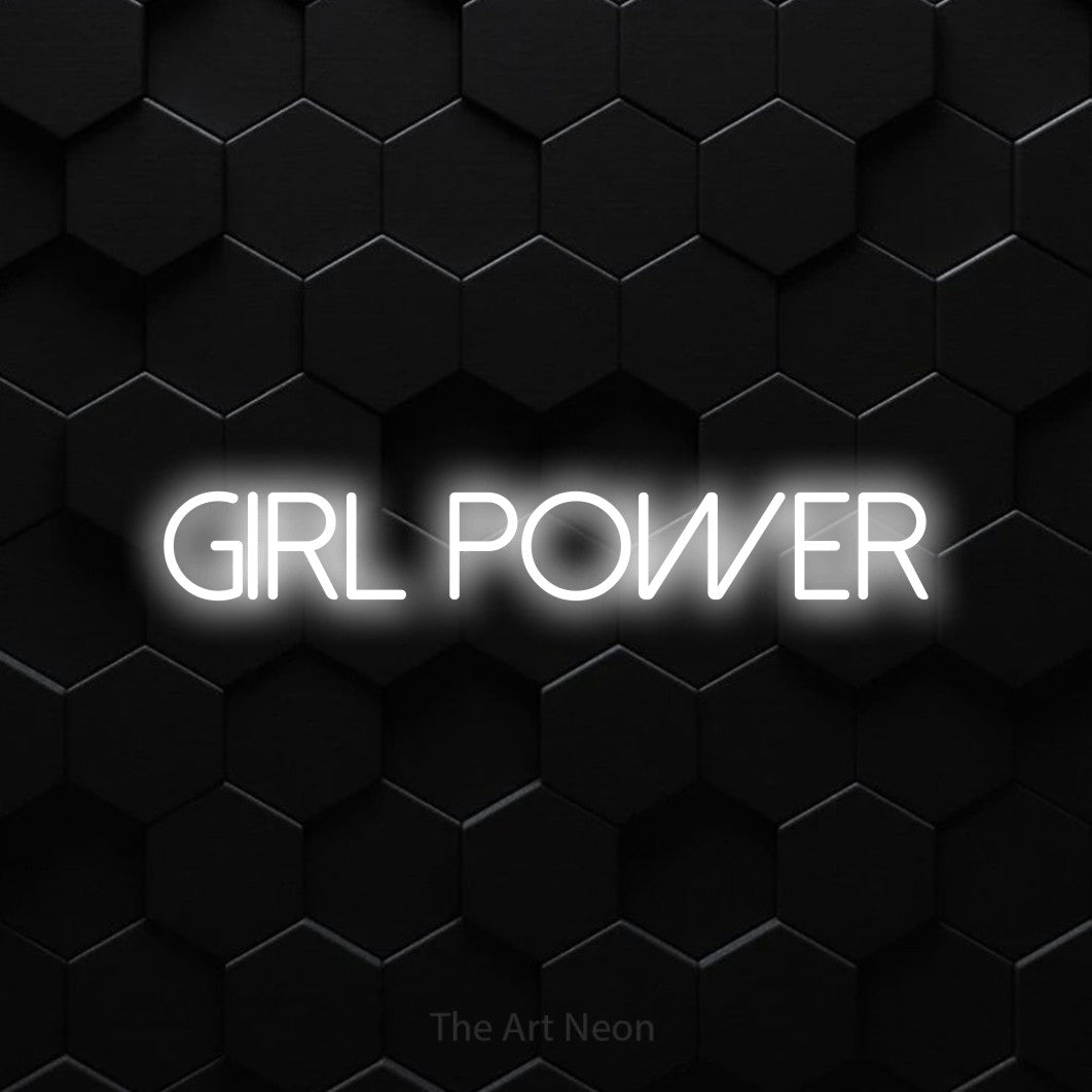 Enseigne néon à DEL à lumière blanche froide, affichant « Girl Power » sur un mur hexagonal noir