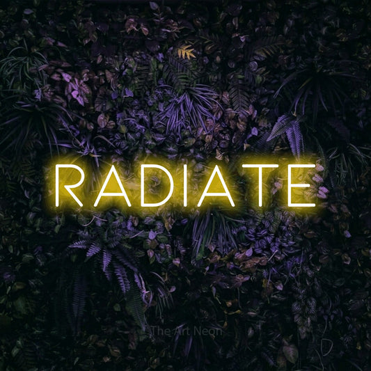 Enseigne néon à DEL à lumière jaune, affichant « Radiate » sur un mur floral violet