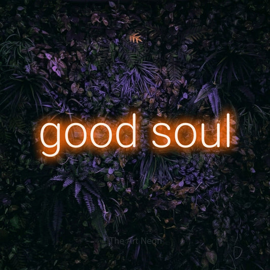 Enseigne néon à DEL à lumière orange, affichant « Good Soul » sur un mur floral violet
