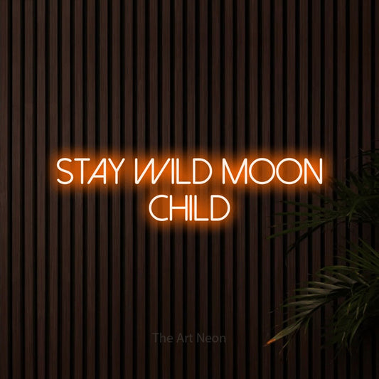 Enseigne néon à DEL à lumière orange, affichant « Stay Wild Moon Child » sur des lattes de bois foncé
