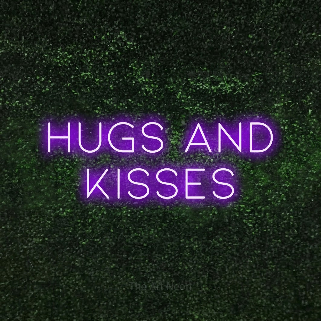 Enseigne néon à DEL à lumière violette, affichant « Hugs and Kisses » sur un mur texturé de mousse verte
