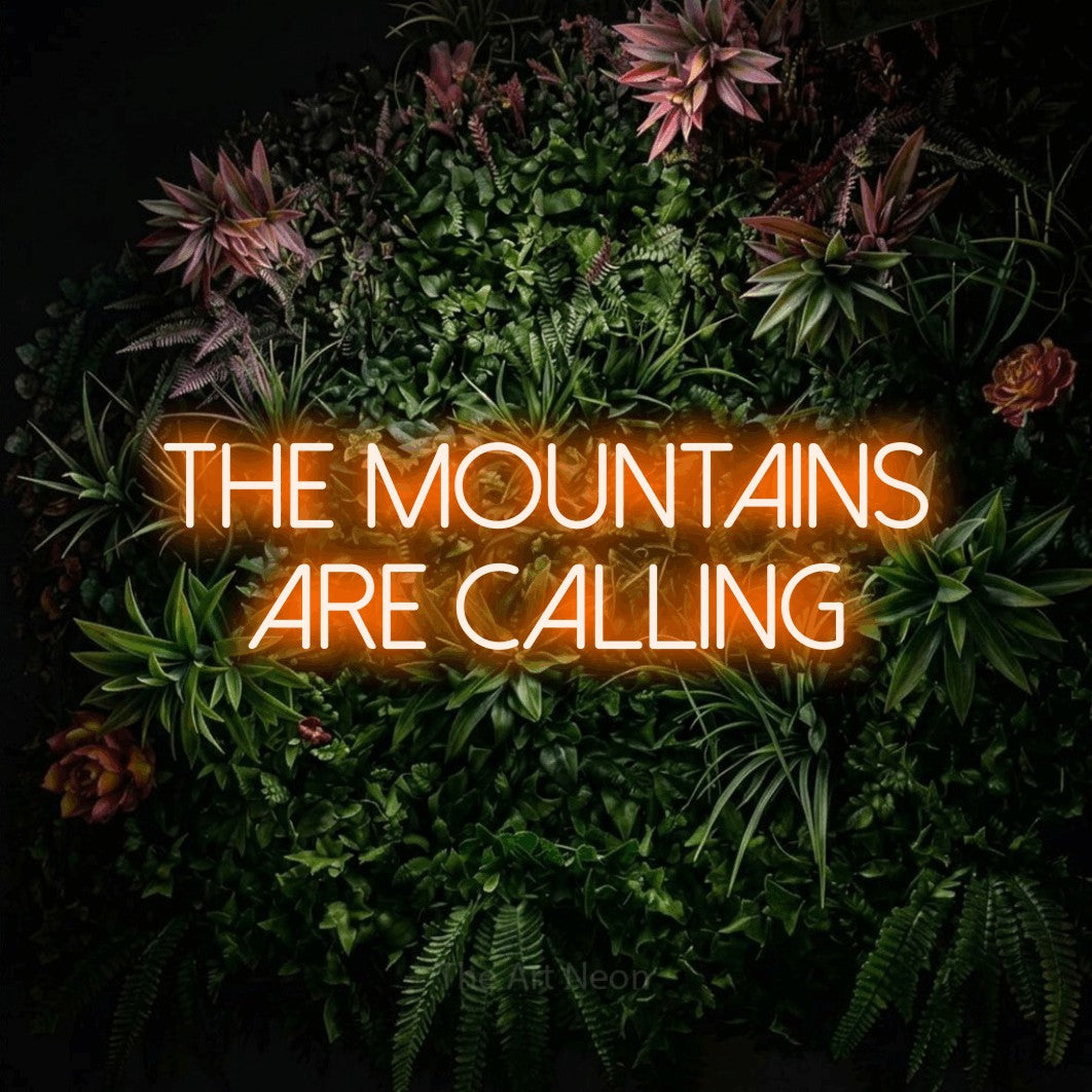 Enseigne néon à DEL à lumière orange, affichant « The Mountains Are Calling » sur un mur de jardin fleuri