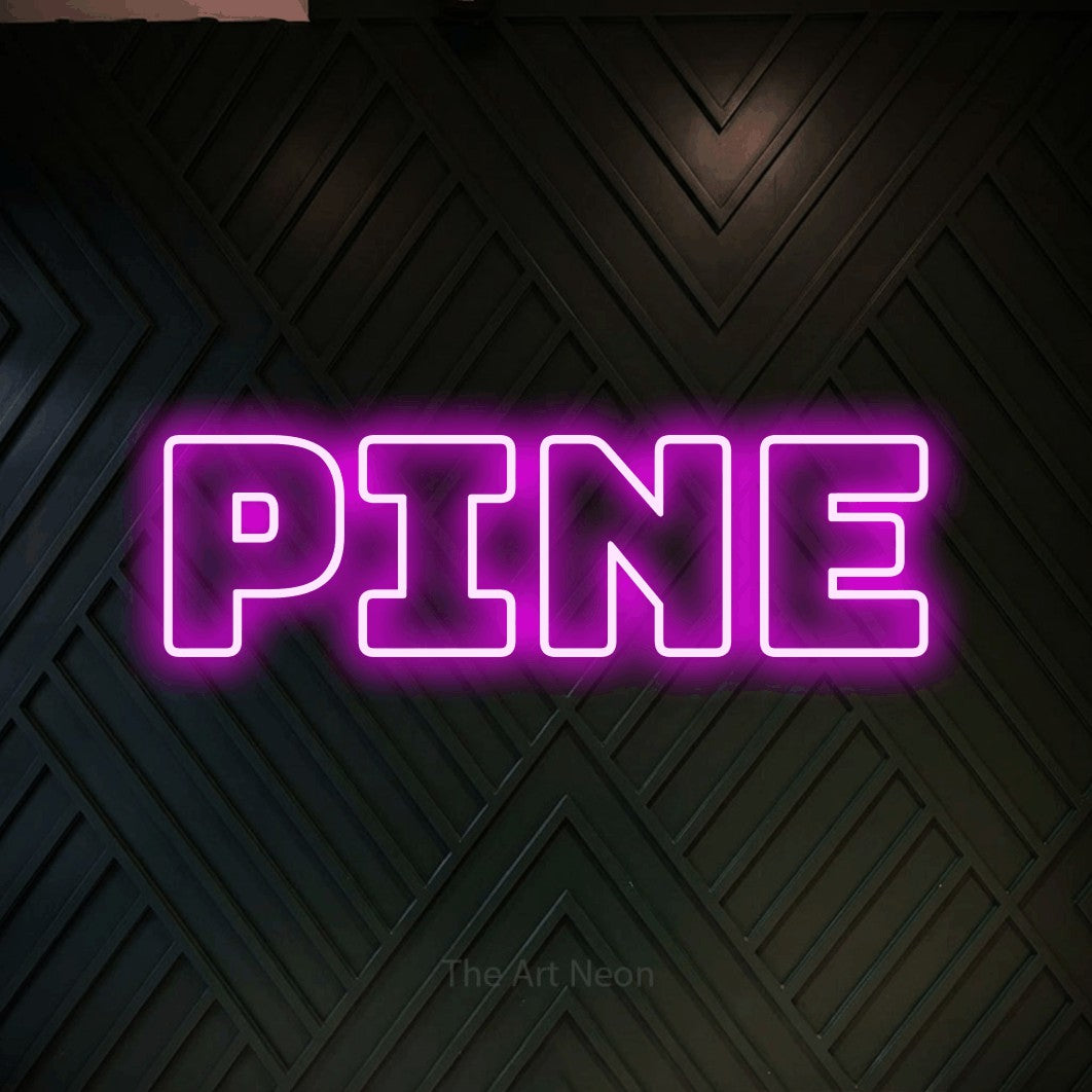 Enseigne néon à DEL à lumière rose, de style contour, affichant « Pine » sur un mur géométrique en bois foncé