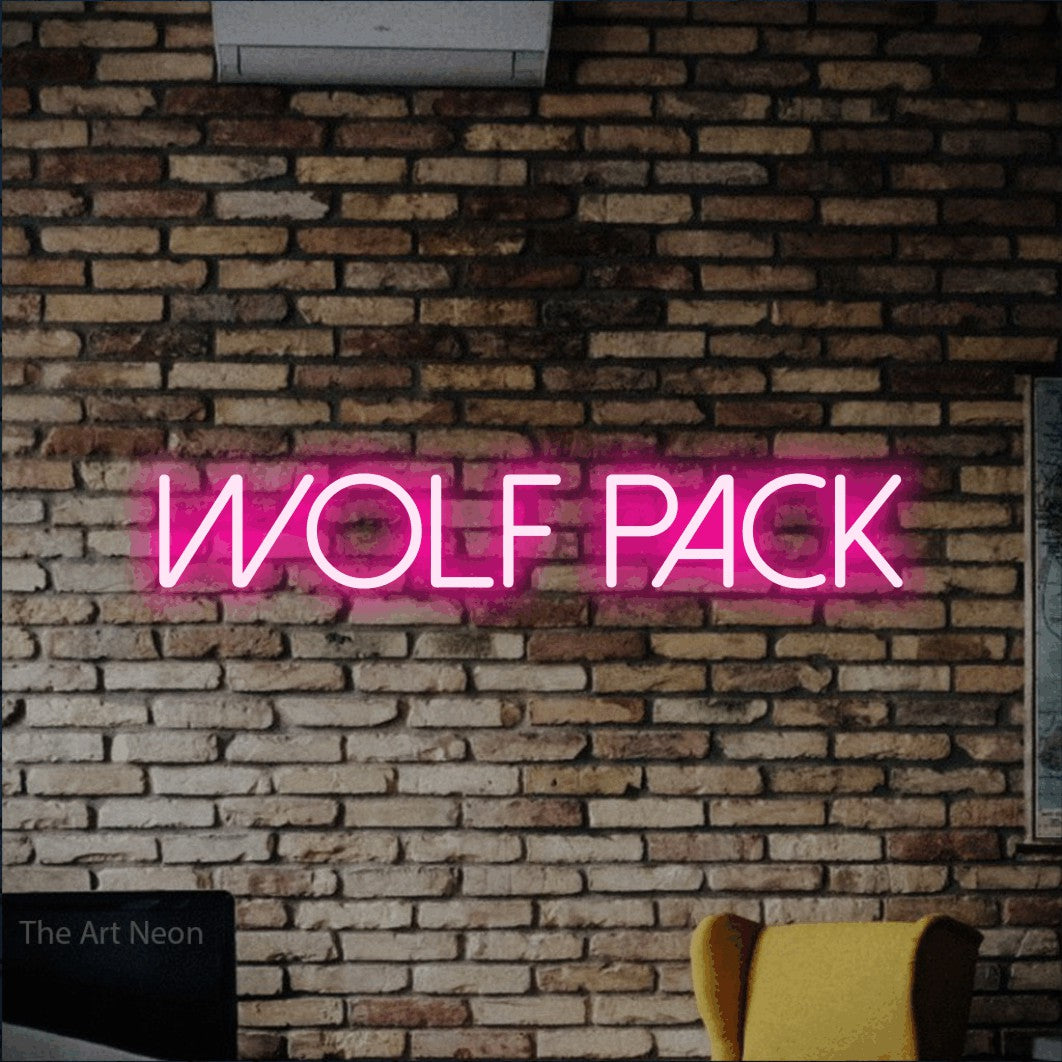Enseigne néon à DEL à lumière rose vif, affichant « Wolf Pack » sur un mur de briques rustique