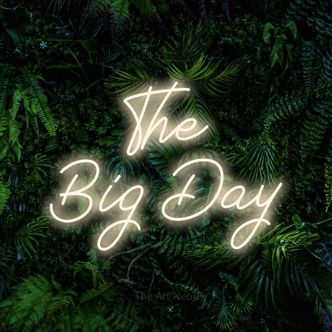 Enseigne néon à DEL à lumière blanche chaude, de style manuscrit, affichant « The Big Day » sur un mur de feuillage tropical dense, pour décorer un mariage
