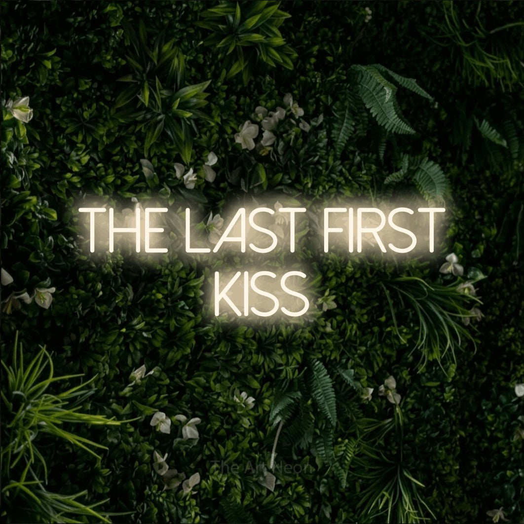 Enseigne néon à DEL à lumière blanche chaude, affichant « The Last First Kiss » sur un mur de feuillage vert, pour décorer un mariage