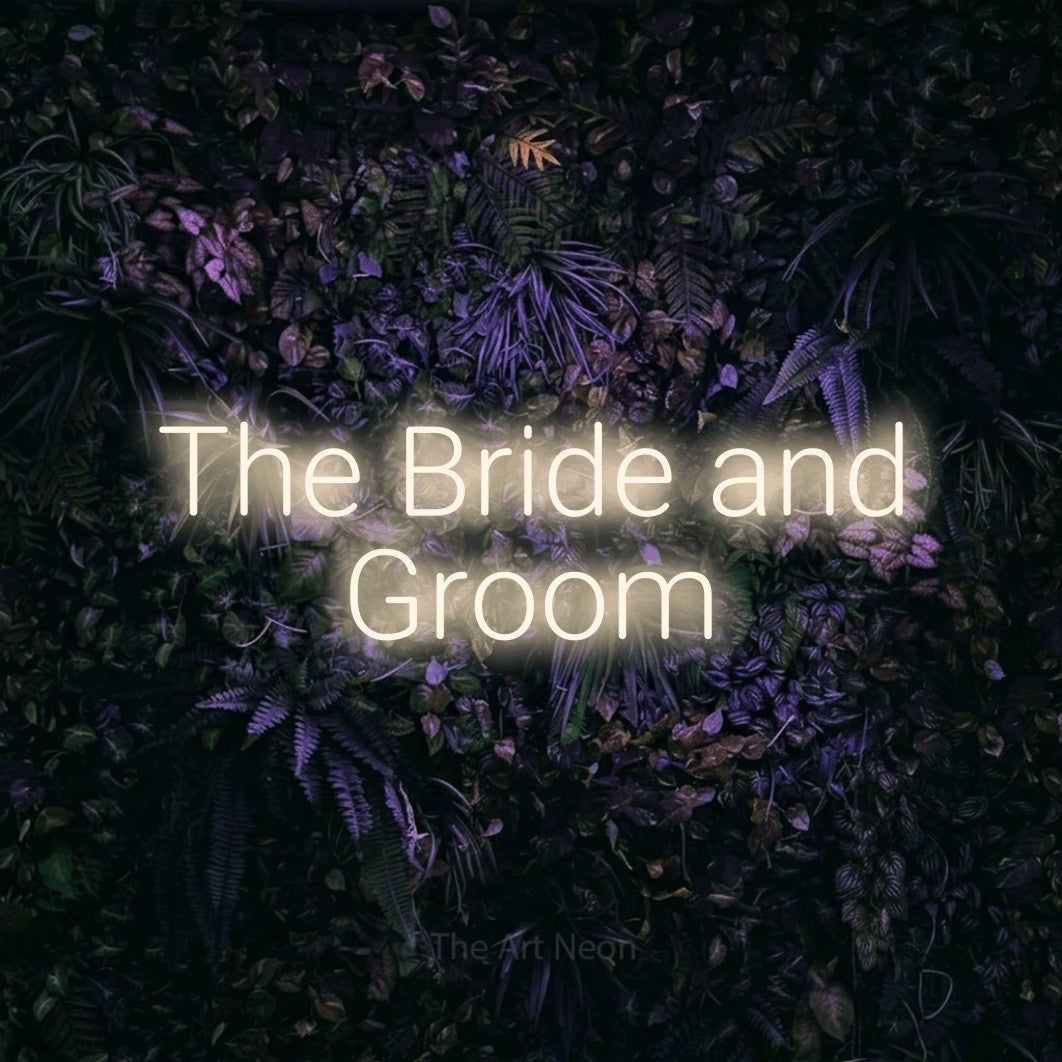 Enseigne néon à DEL à lumière blanche chaude, affichant « The Bride and Groom » sur un mur floral violet, pour décorer un mariage