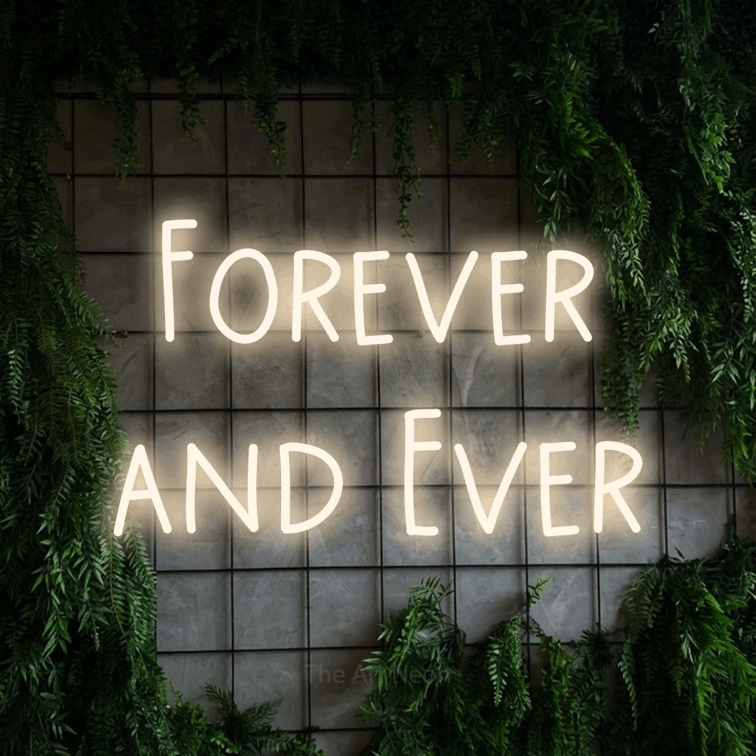 Enseigne néon à DEL à lumière blanche chaude, affichant « Forever and Ever » sur un mur quadrillé vert avec du feuillage, pour décorer un mariage