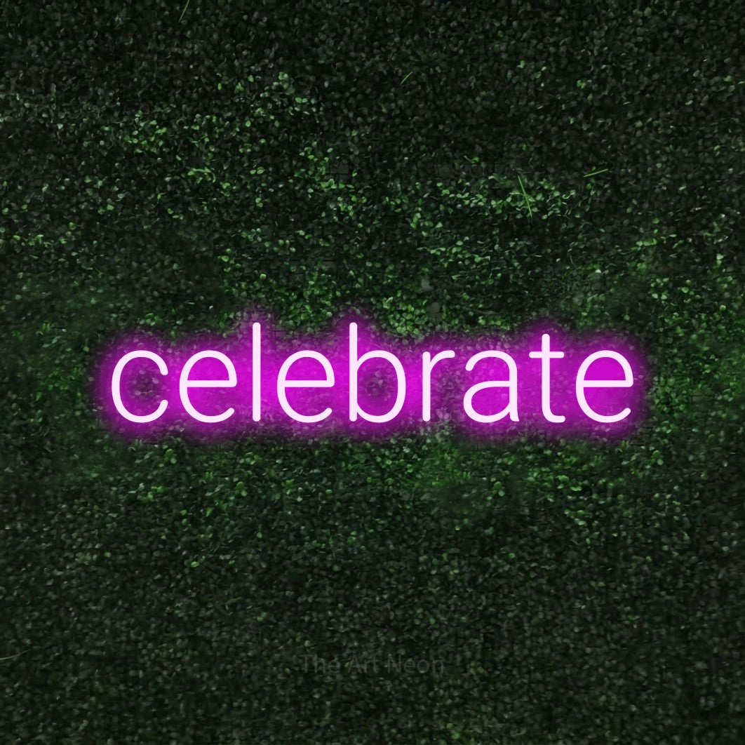Enseigne néon à DEL à lumière rose, affichant « Celebrate » sur un mur texturé de mousse verte, pour décorer une fête