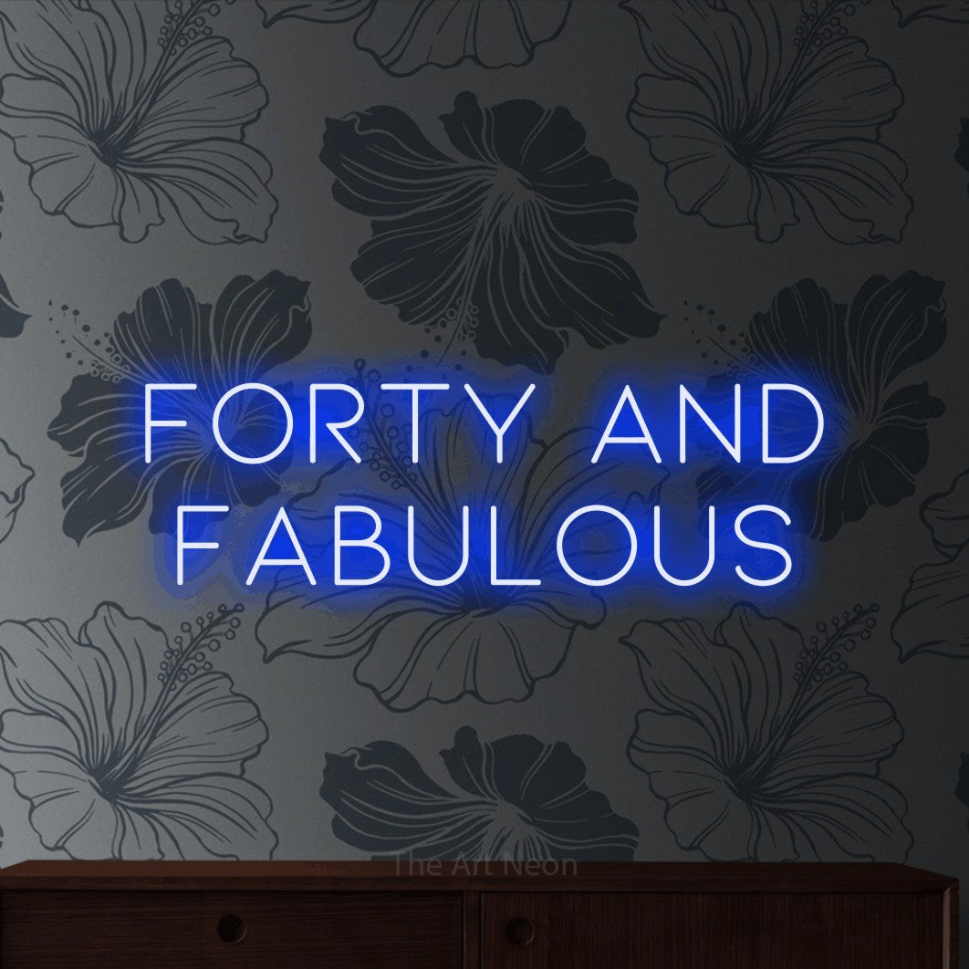 Enseigne néon à DEL à lumière bleue, affichant « Forty and Fabulous » sur un papier peint floral gris, pour décorer une fête