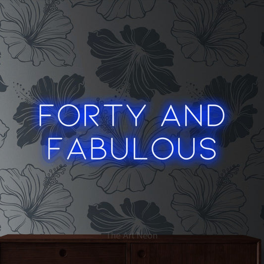 Enseigne néon à DEL à lumière bleue, affichant « Forty and Fabulous » sur un papier peint floral gris, pour décorer une fête