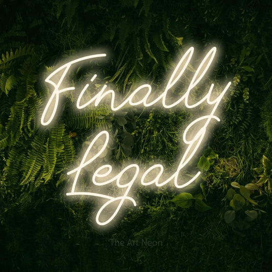 Enseigne néon à DEL à lumière blanche chaude, de style manuscrit, affichant « Finally Legal » sur un mur vert couvert de mousse, pour décorer une fête