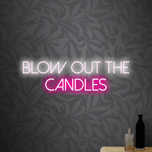 Enseigne néon à DEL à lumière rose vif et blanche froide, affichant « Blow Out the Candles » sur un papier peint floral gris pâle, pour décorer une fête