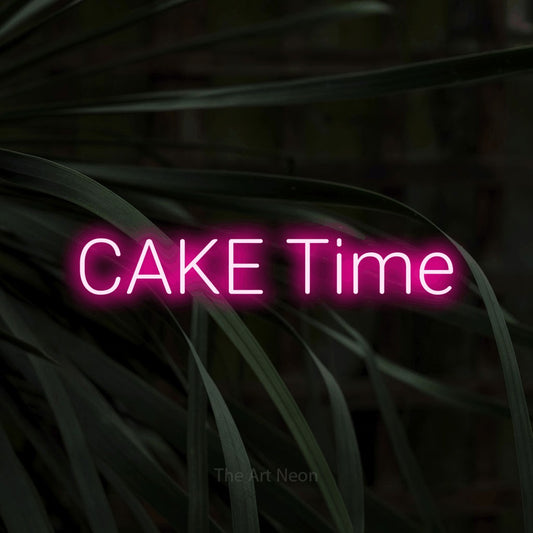 Enseigne néon à DEL à lumière rose vif, affichant « Cake Time » sur des feuilles tropicales foncées, pour décorer une fête