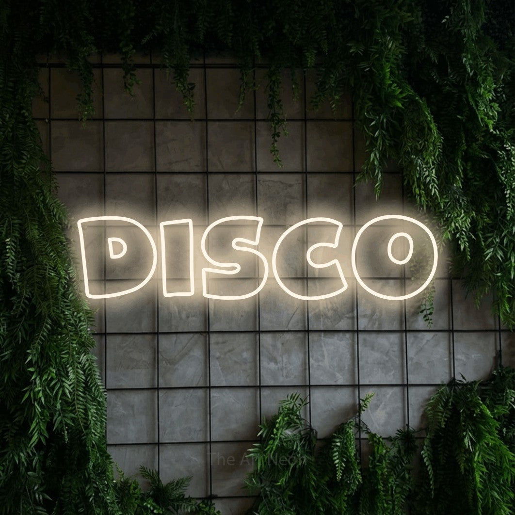 Enseigne néon à DEL à lumière blanche chaude, de style contour, affichant « Disco » sur un mur quadrillé vert avec du feuillage, pour décorer une fête