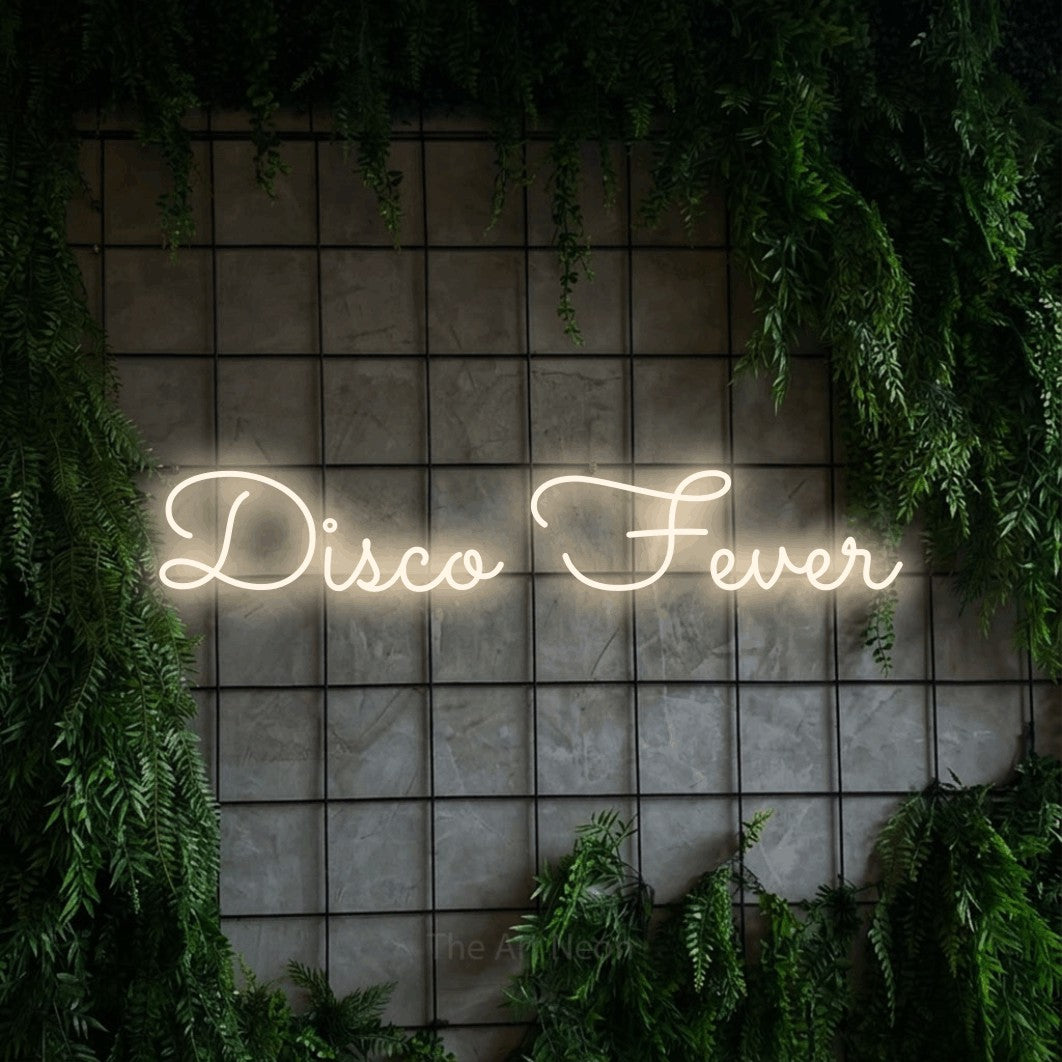 Enseigne néon à DEL à lumière blanche chaude, affichant « Disco Fever » sur un mur quadrillé vert avec du feuillage, pour décorer une fête