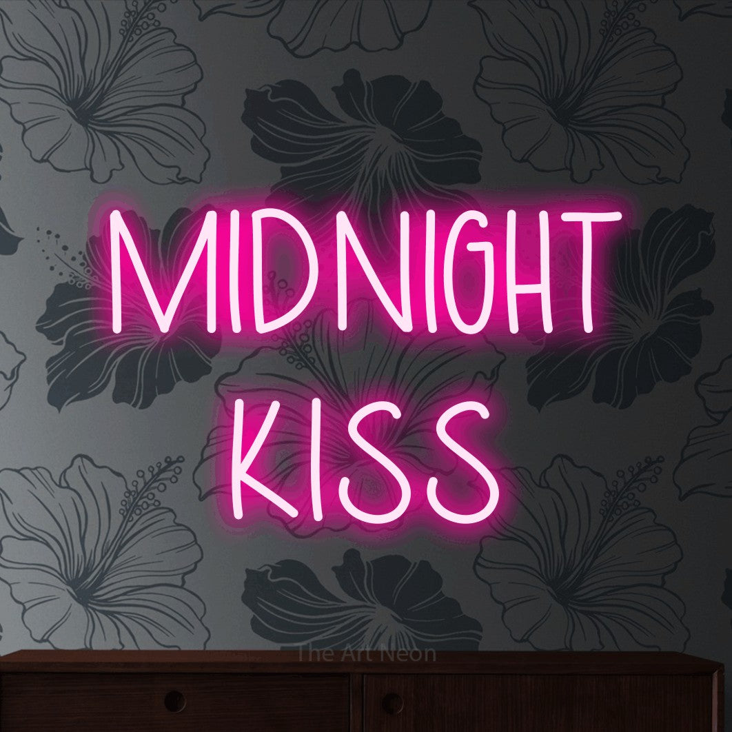 Enseigne néon à DEL à lumière rose vif, affichant « Midnight Kiss » sur un papier peint floral gris, pour décorer une fête